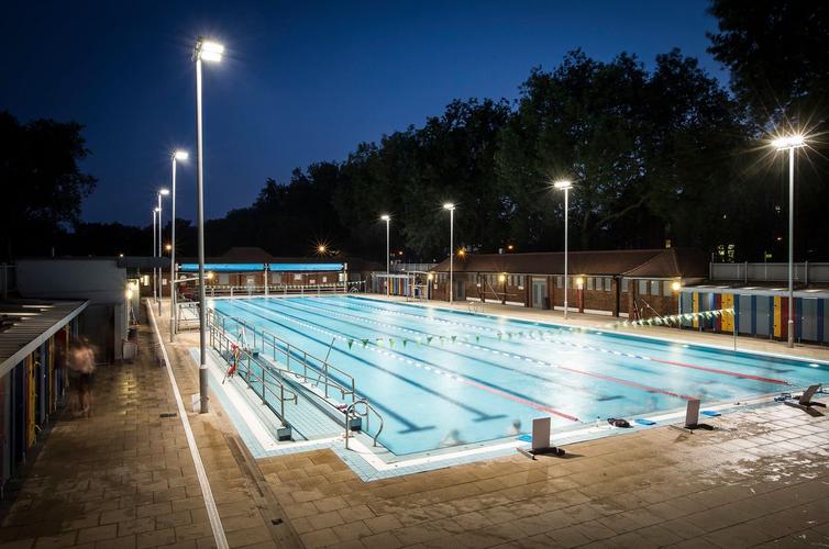 Image 1 from London Fields Lido's image gallery'