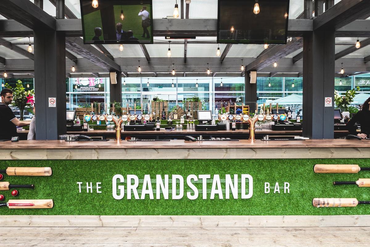 Grandstand Bar 